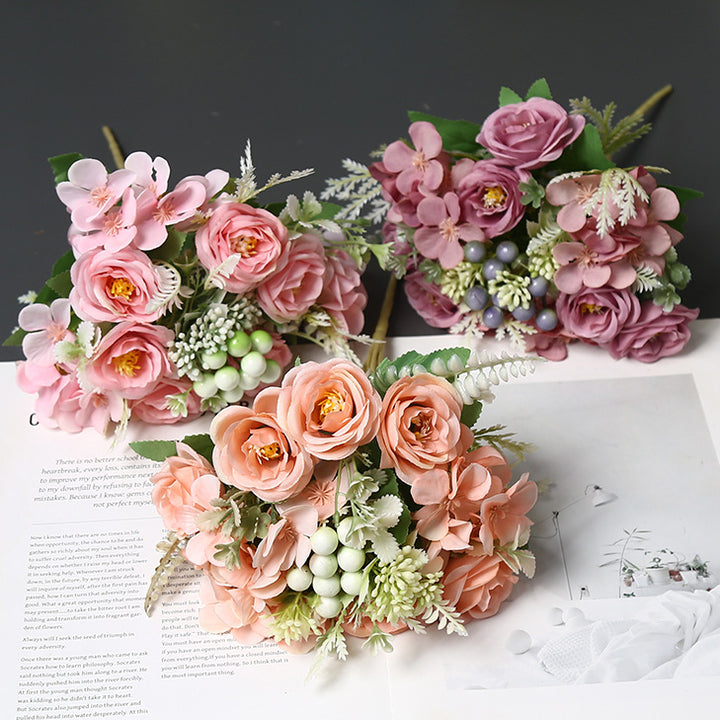 Lebensechte Blumenarrangement