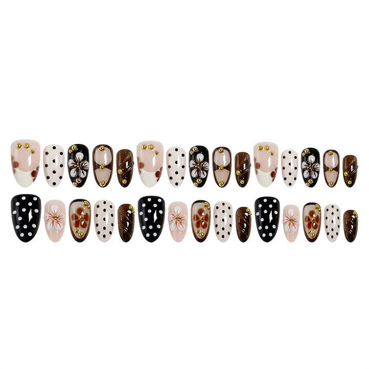 Kunstvolle Nagelspitzen mit Blumenmotiven Karnz