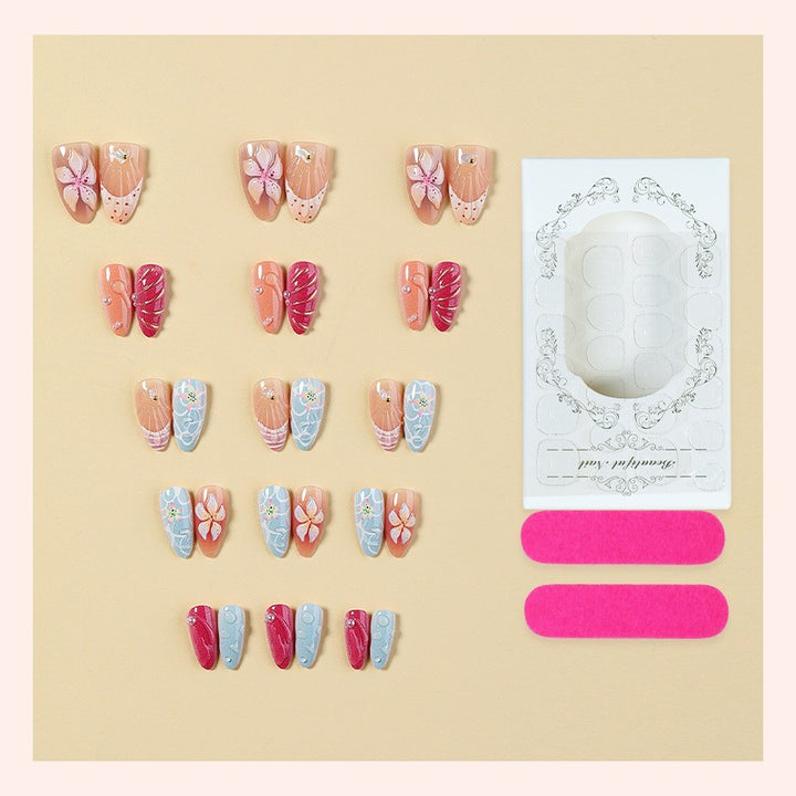 Kunstnagelset mit floralem 3D-Design und Glitzerakzenten Karnz
