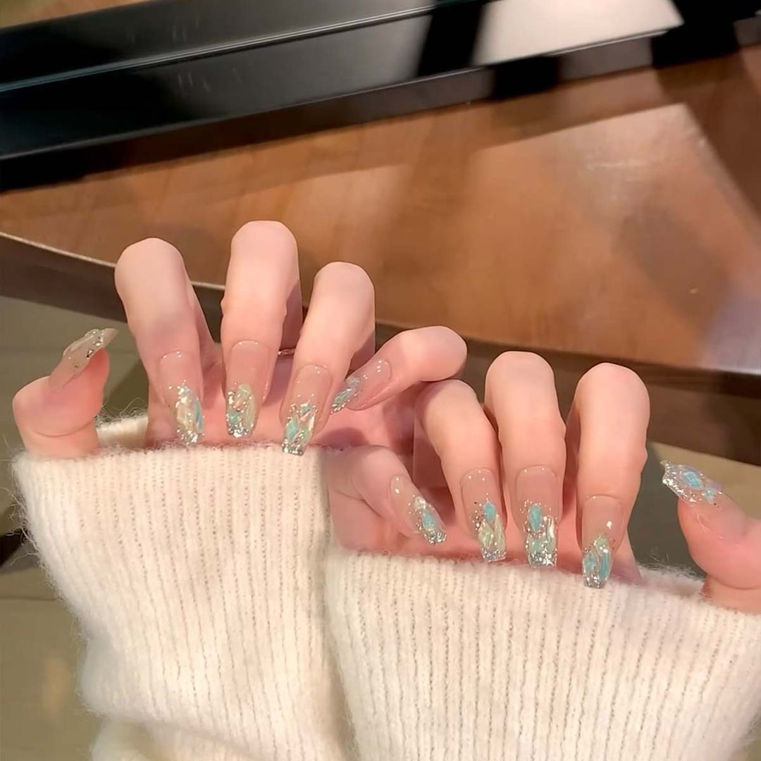 Glamouröse Nagelspitzen mit Glitzer-Akzenten Karnz