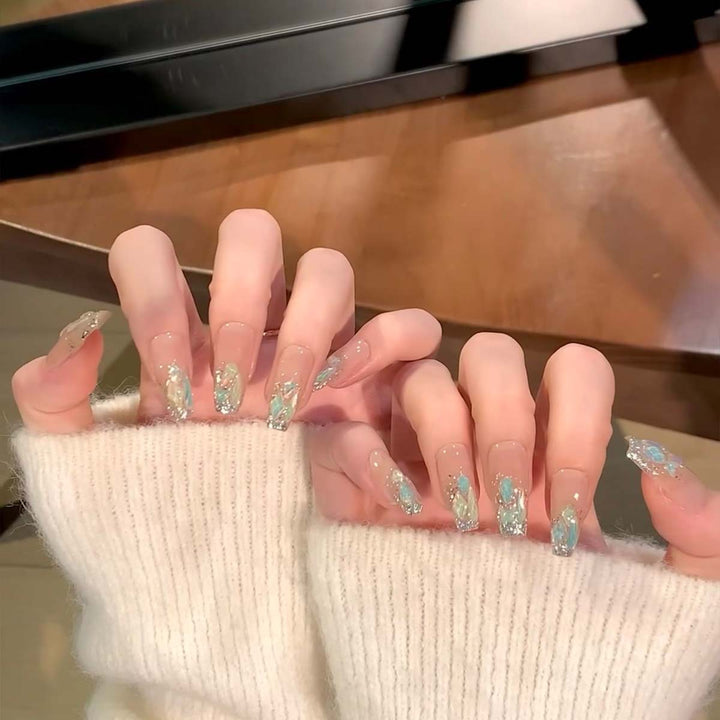 Glamouröse Nagelspitzen mit Glitzer-Akzenten Karnz