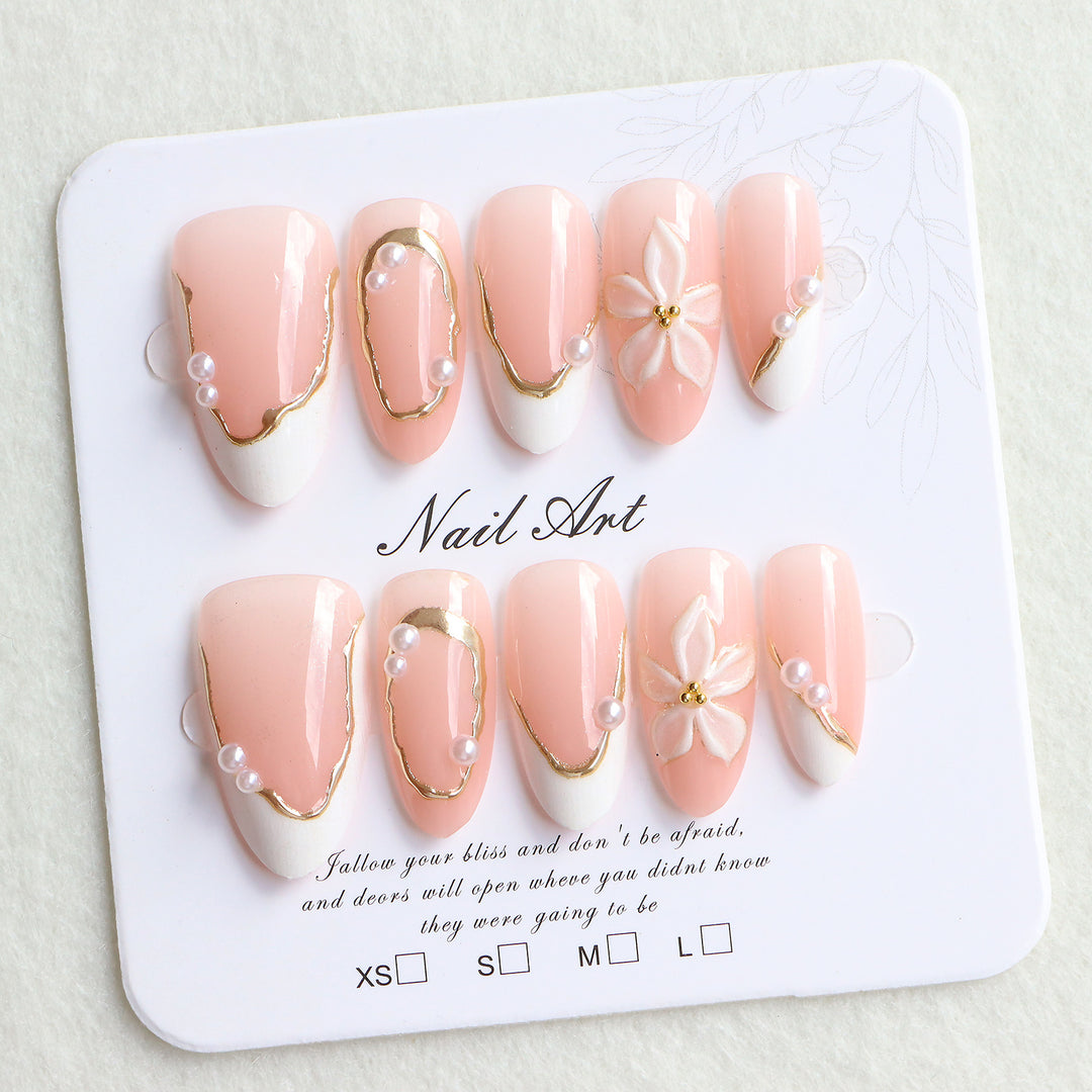 Elegantes Press-On-Nagelkunst-Set mit floralen Akzenten Karnz