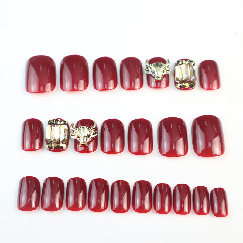 Elegantes Nagelset mit Strass-Accenten zum Aufkleben