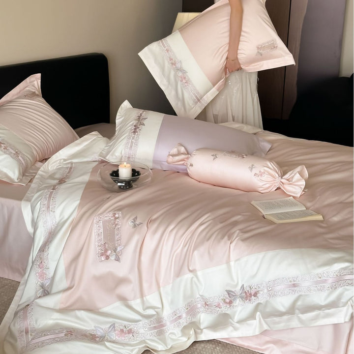 Luxuriöses Baumwollsatin‑Bettwäscheset mit applizierten Blumen und Zierrollsaum