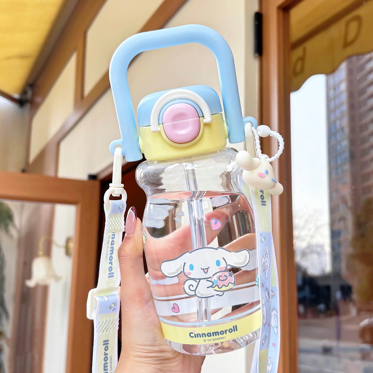 Damen Trinkflasche mit hochwertigem Silikon-Tragegriff und verspieltem Charakterdesign Karnz