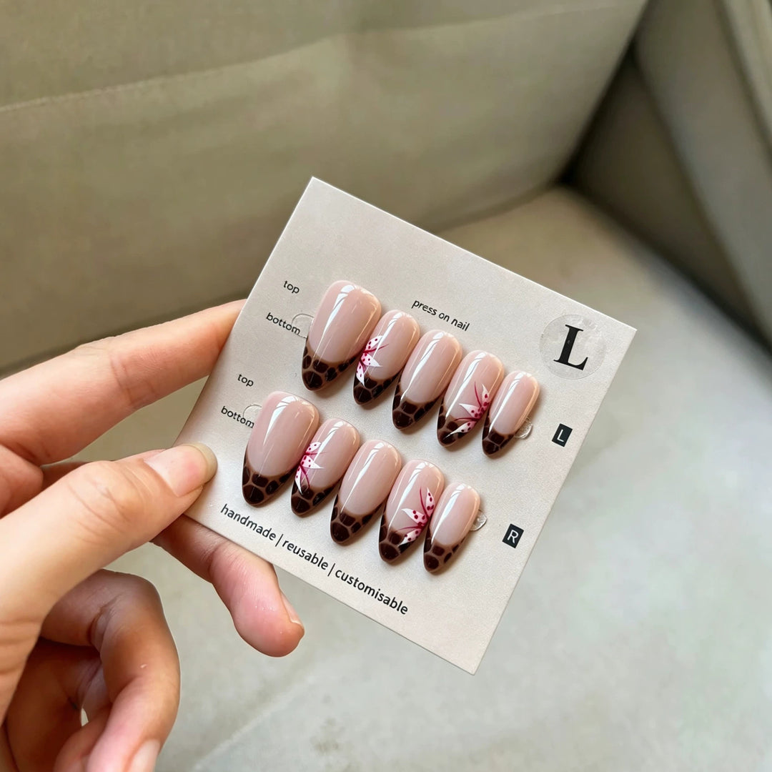 Künstlerisches Press-On Nail Set mit floralem und Giraffen Design