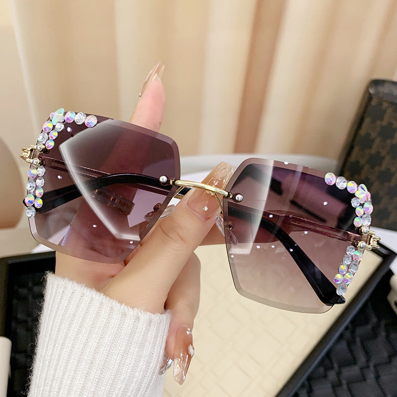 Damen Sonnenbrille mit extravagantem Strassrahmen Karnz