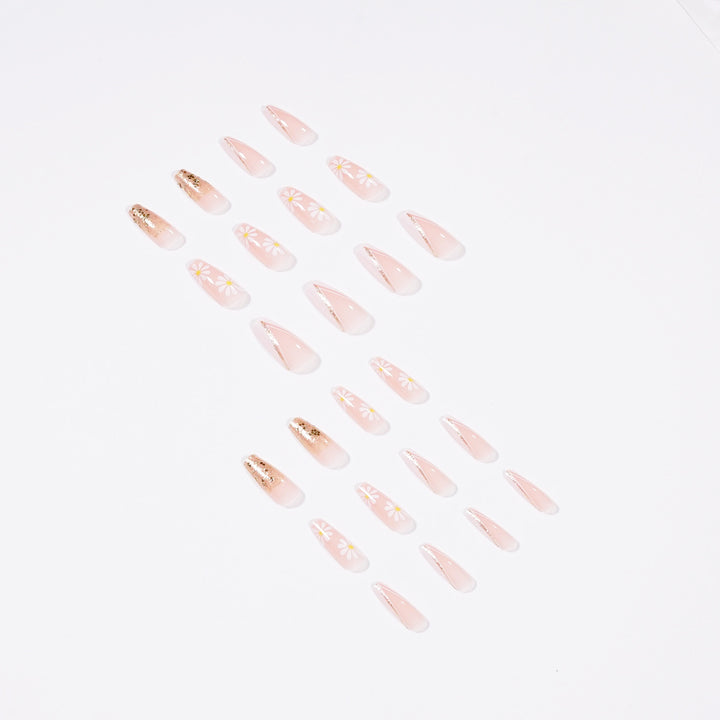 Kunstvolle Nagelverlängerungen mit floralen Designs und Glitzerakzenten Karnz