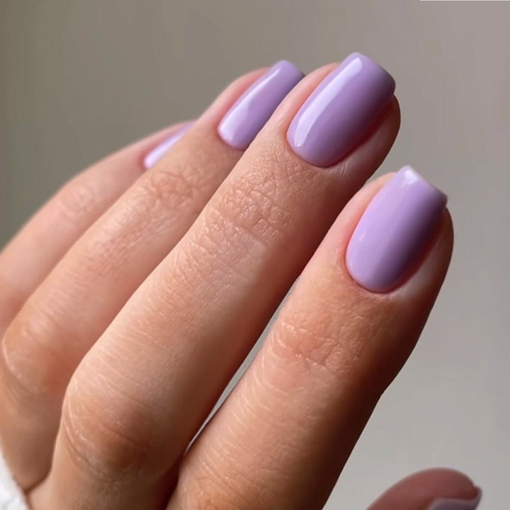 Hochglänzende Nagelkunst Karnz
