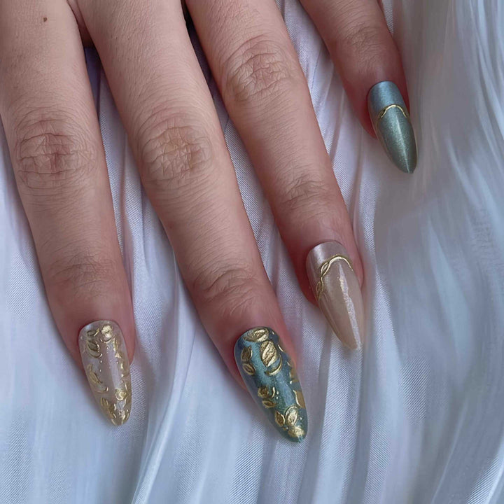 Künstlerisches Stiletto Press-On Nagelset mit eleganten goldenen Akzenten Karnz