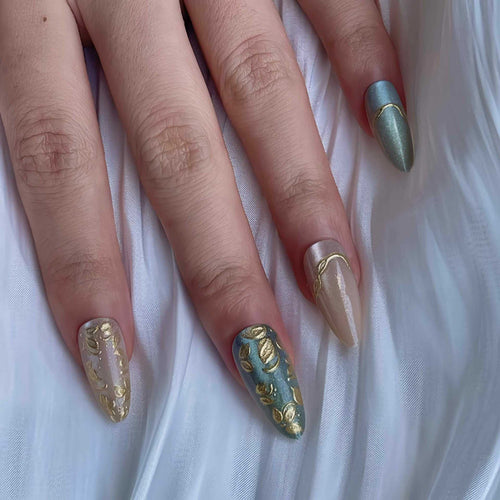 Künstlerisches Stiletto Press-On Nagelset mit eleganten goldenen Akzenten Karnz