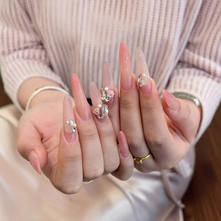 Stiletto Nail Art Extensions mit floralen Akzenten