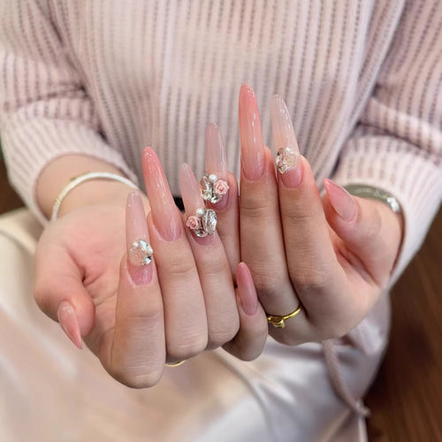 Stiletto Nail Art Extensions mit floralen Akzenten