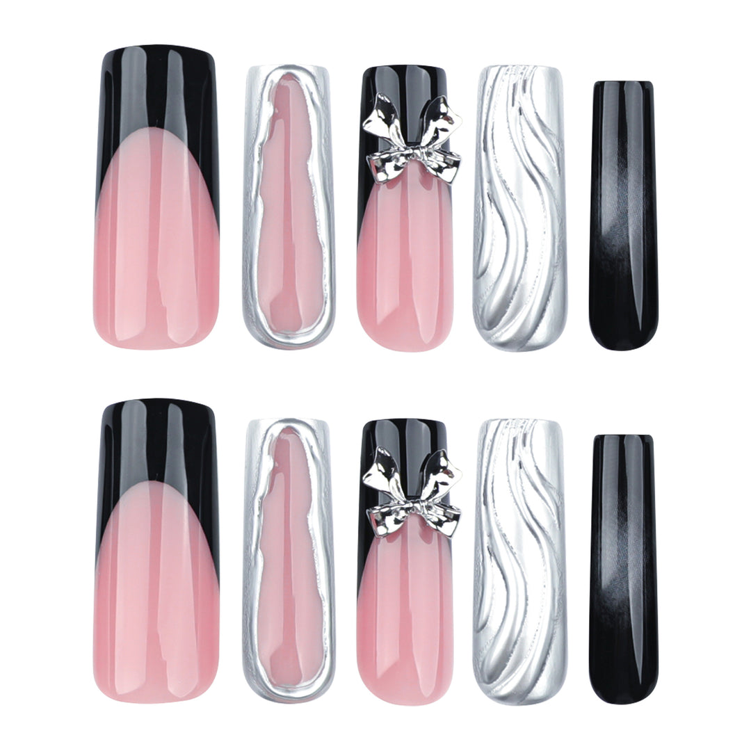 Kunstvolle Nagelverlängerungen mit Metallic-Design Karnz