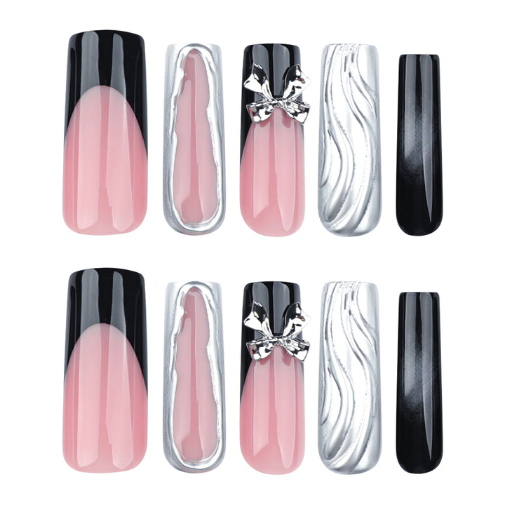 Kunstvolle Nagelverlängerungen mit Metallic-Design Karnz