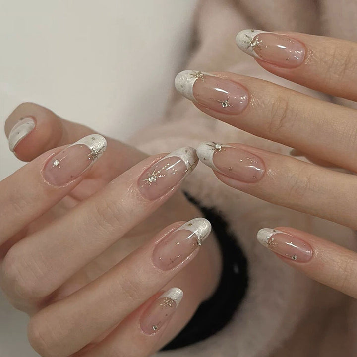 Elegantes Press-On-Nageldesign mit Strassakzenten Karnz