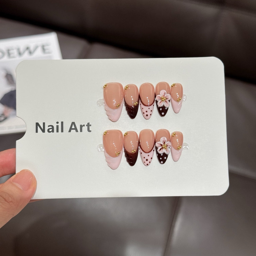 Dekorative florale Nagelkunst-Tipps