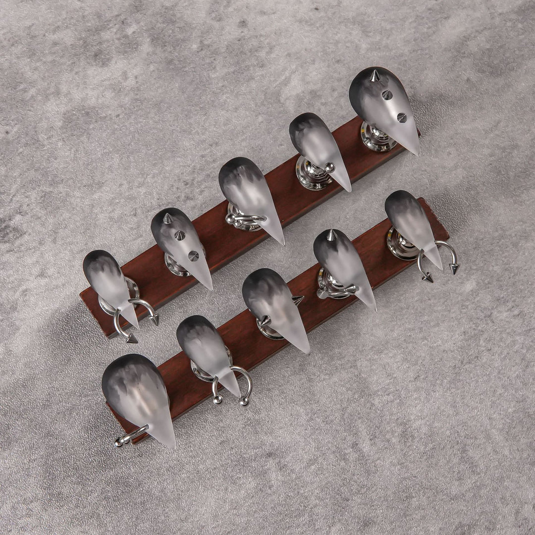 Dekorativer Stiletto Press-On Nail Set mit einzigartigem Design