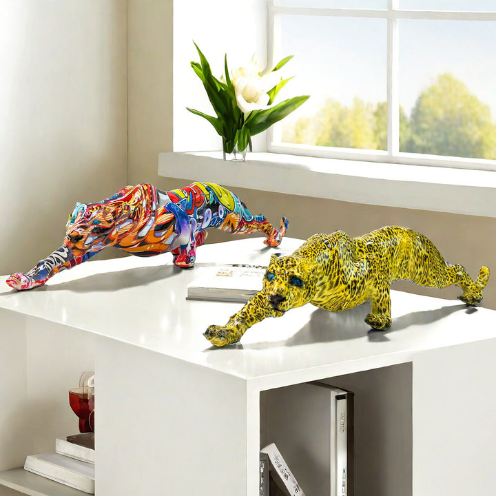 Kunstvolle und bunte Tierfigur in Pantherform Karnz