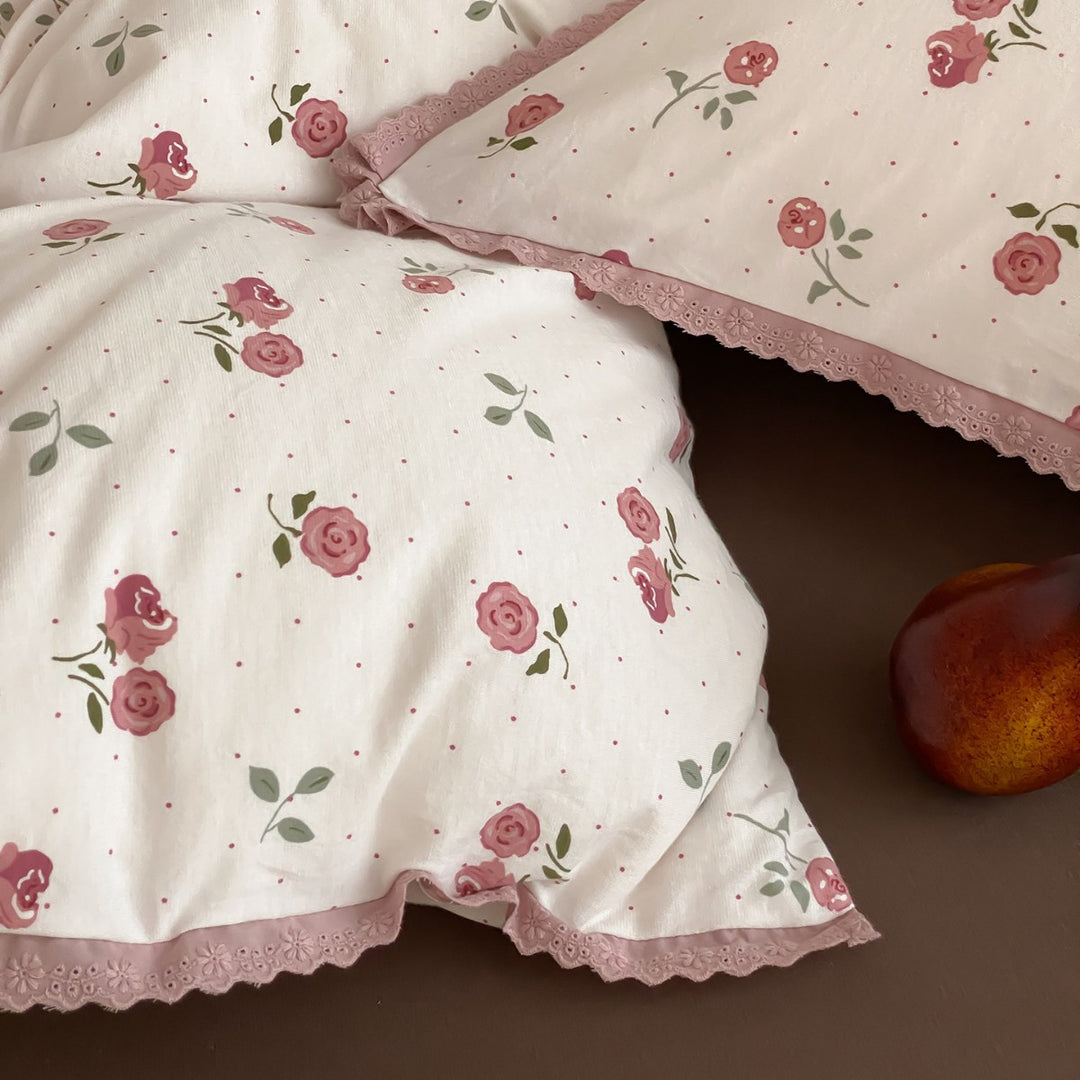 Fein gewebte Baumwoll-Perkal-Bettwäschegarnitur mit zartem Blumenprint und gehäkelter Spitzenkante