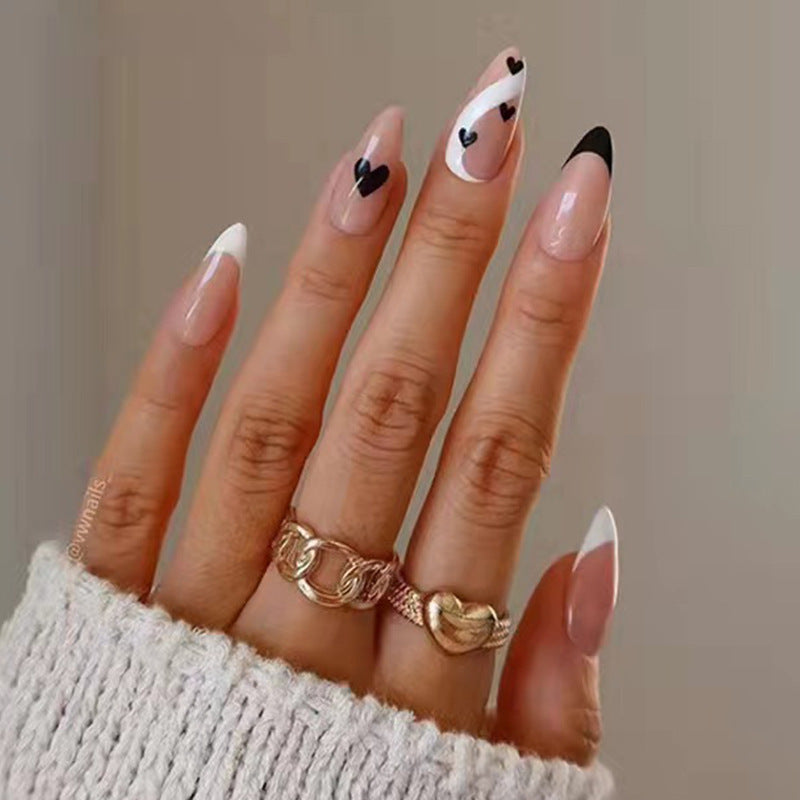 Kreative Nail Art mit Herzdesign Karnz