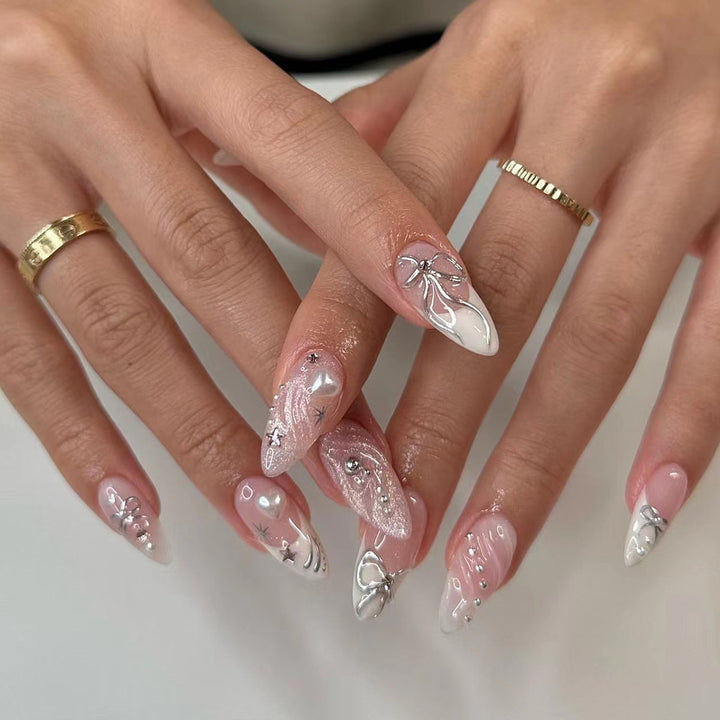 Kunstvolle Stiletto-Nägel mit elegante Verzierung Karnz