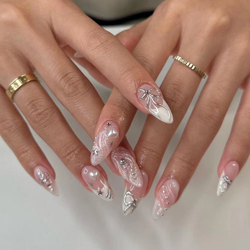 Kunstvolle Stiletto-Nägel mit elegante Verzierung Karnz
