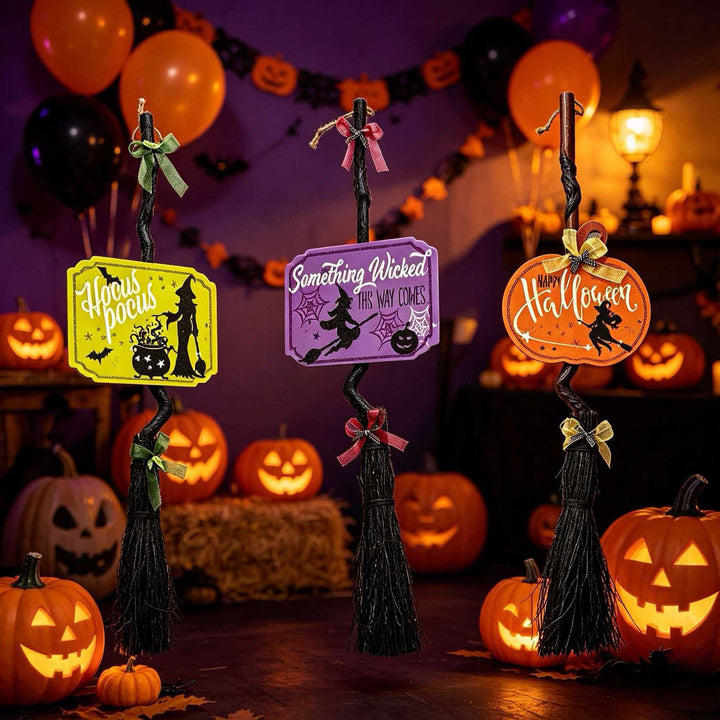Hängender Halloween-Dekobesenanhänger mit gewundenem Stiel und 'Hocus Pocus' Schild