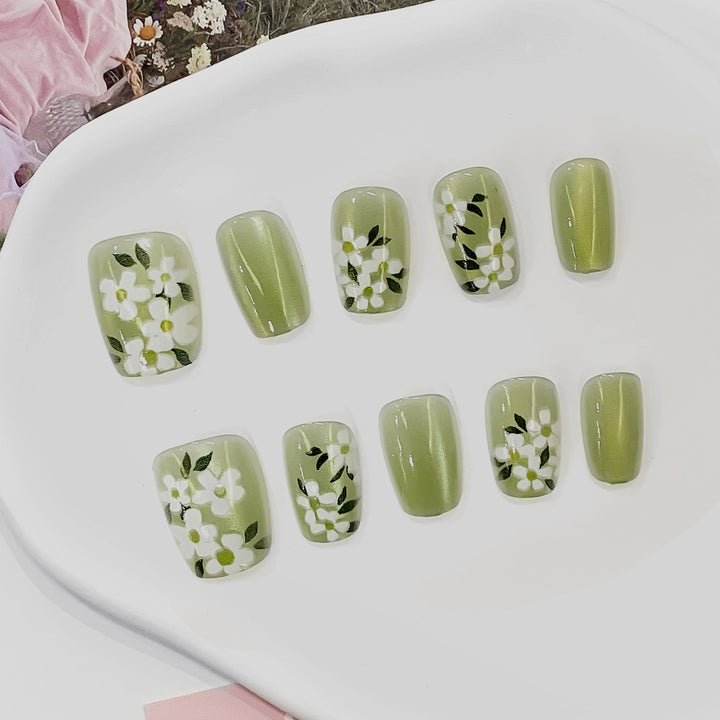 Kunstnägel mit floralen Mustern Karnz
