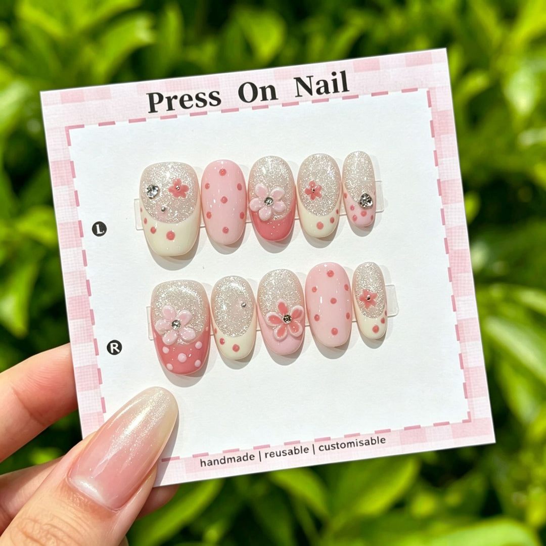 Künstlerisches Press-On-Nagel-Set mit floralen und grafischen Designs