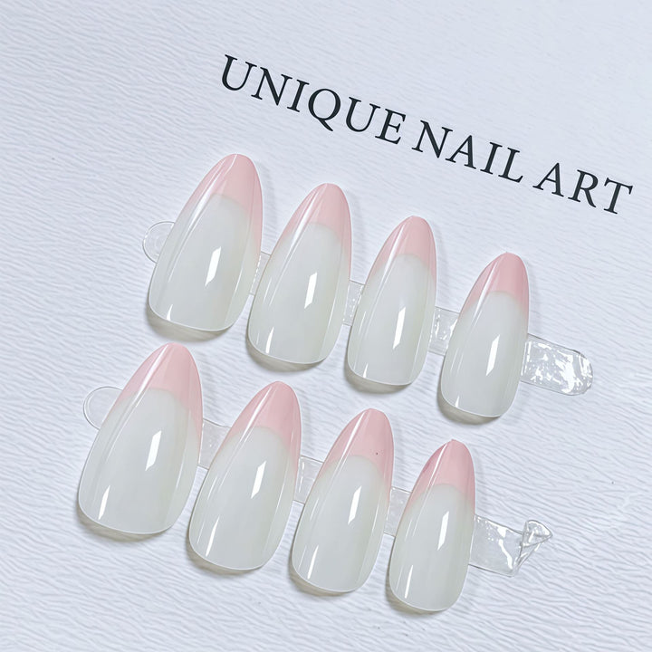 Stilvolle mandelförmige Press-On Nagelset mit schicken pinken Spitzen Karnz