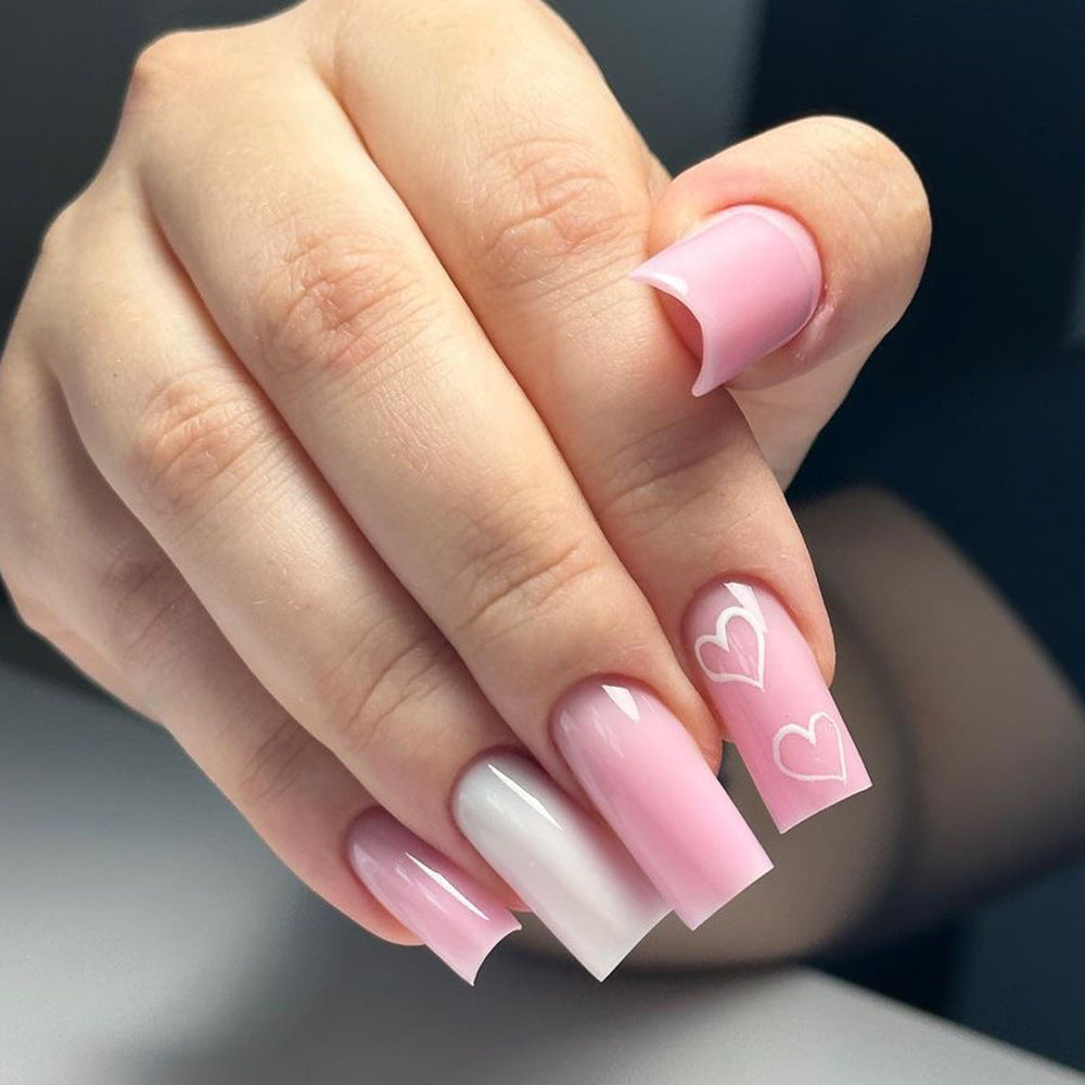 Kunstvolle Nagelverlängerungen mit Herzmotiven Karnz