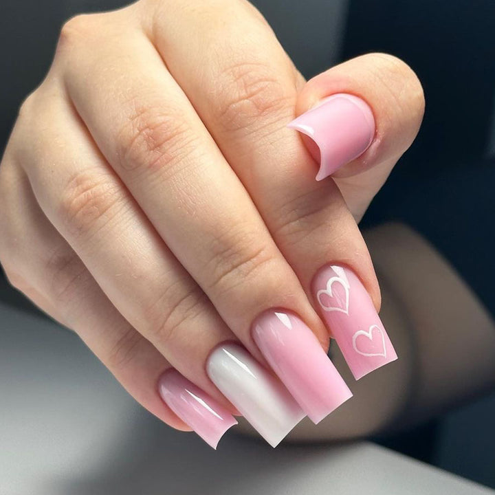 Kunstvolle Nagelverlängerungen mit Herzmotiven Karnz