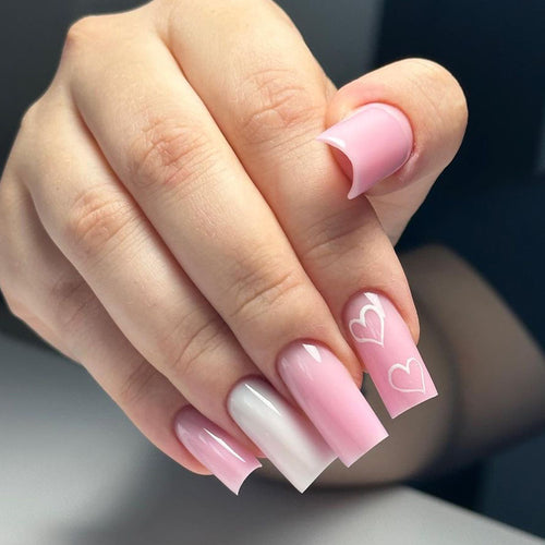 Kunstvolle Nagelverlängerungen mit Herzmotiven Karnz