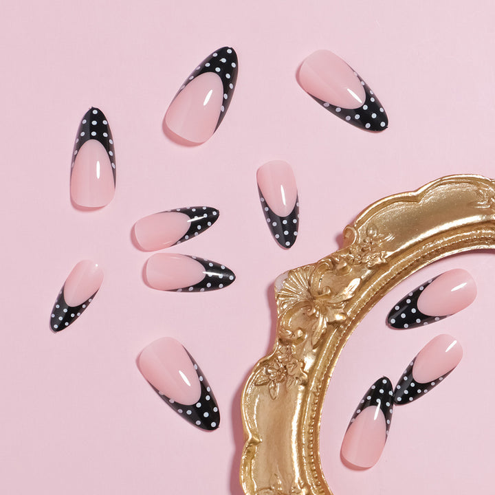 Künstlerisches French Tip Press-On Nails Set Karnz