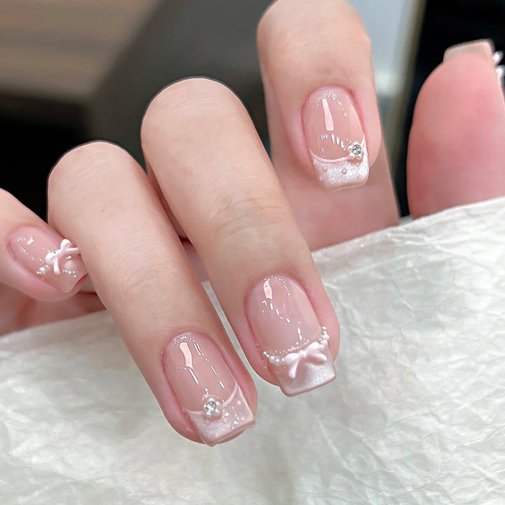 Elegante französische Spitze Aufkleber-Nagelkunst mit Schleifenakzenten Karnz