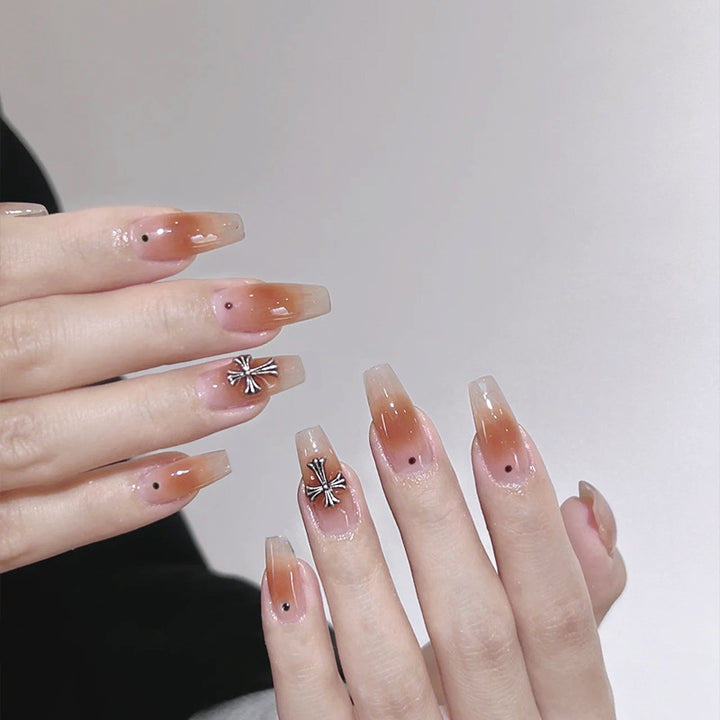 Kunstnagelset mit Glamourösen 3D-Verzierungen Karnz