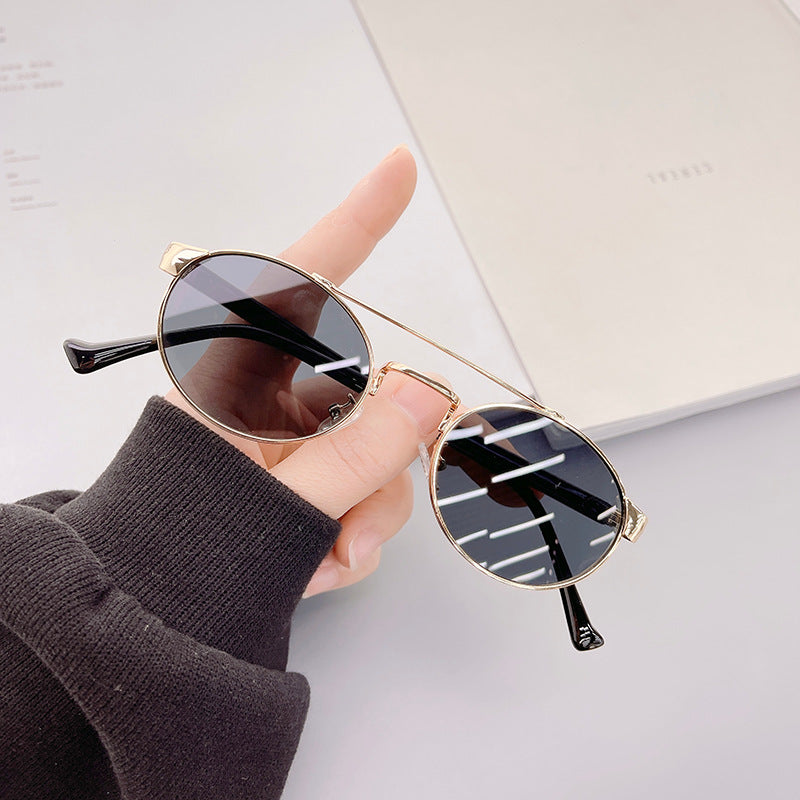 Damen modische Sonnenbrille im stilvollen runden Design mit goldenen Akzenten Karnz