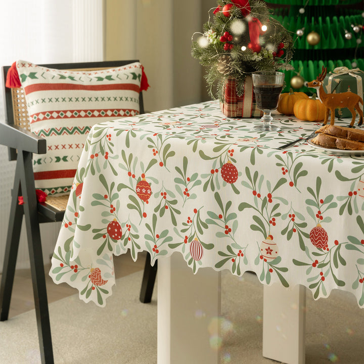 Festliche rechteckige Tischdecke mit Mistel- und Christbaumkugel‑Motiv Karnz