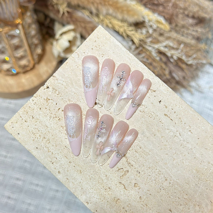 Elegantes Stiletto Press-On Nagelset mit komplexen Designs Karnz