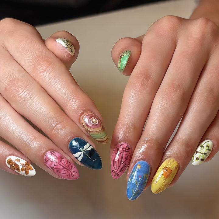 Kunstnagelset mit kreativen Handgemalten Designs und eleganten Details Karnz