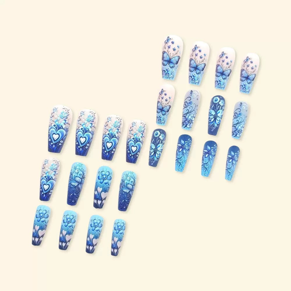 Kunstnagelset mit floralen und Schmetterlingsmuster Karnz