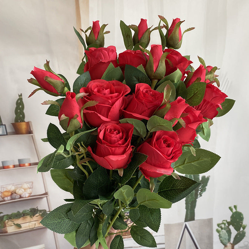 Realistisches Samt-Rosenbouquet