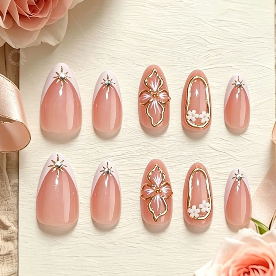 Kunstnagelset mit kunstvollen floralen Akzenten und eleganten 3D-Details Karnz