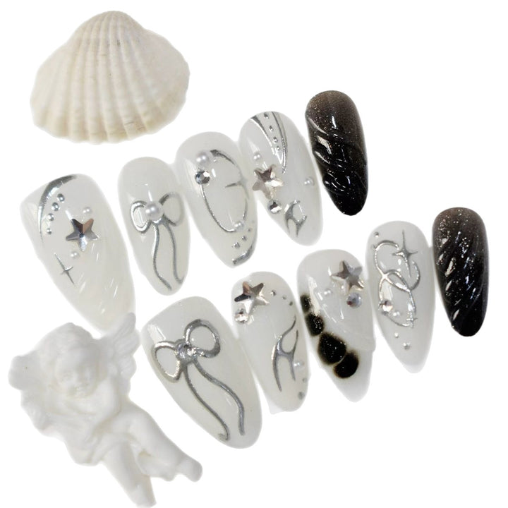 Kreatives Press-On Nagelkunstset mit eleganten silbernen Akzenten Karnz