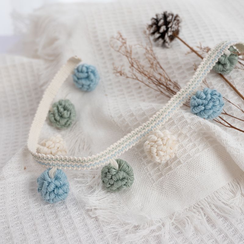 Dekorative Bordüre mit Pompons Karnz