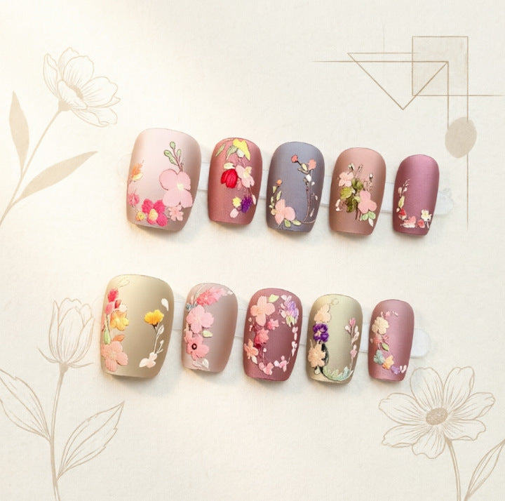 Kunstnail-Design mit Floralen Motiven Karnz