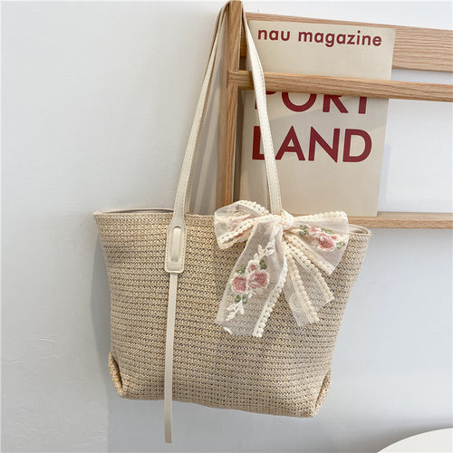 Elegante gewebte Strohtasche mit dekorativem Bogen