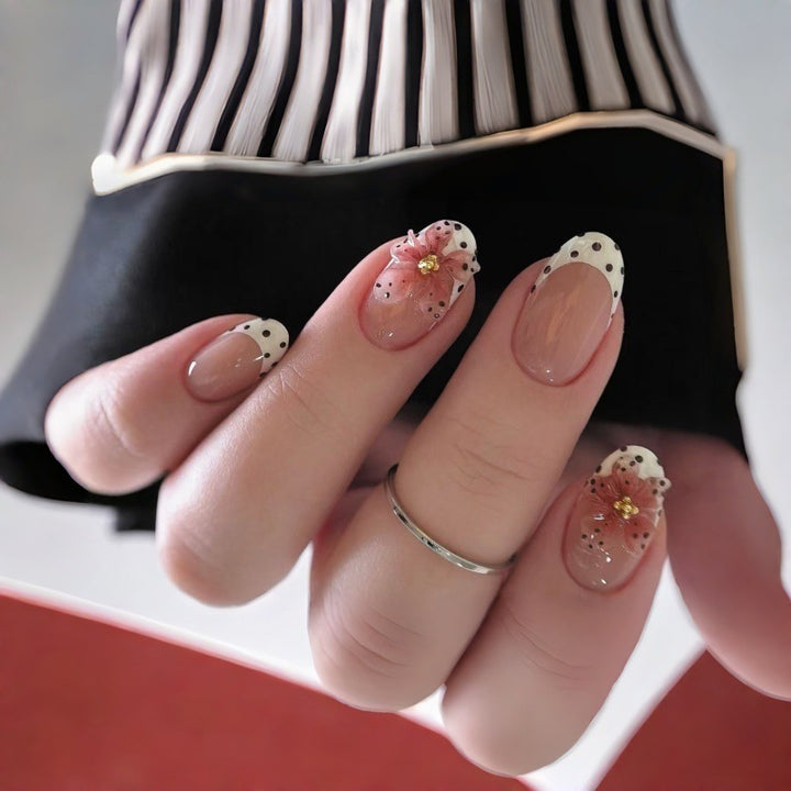 Kunstnail Set mit floralen Akzenten Karnz