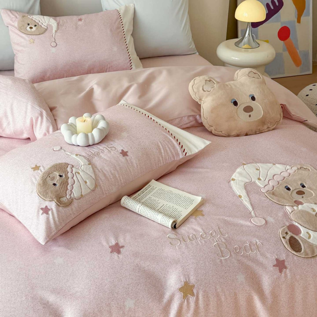 Kinder-Bettwäsche-Garnitur mit gestickten Teddybär‑Applikationen und atmungsaktivem Baumwoll-Perkal